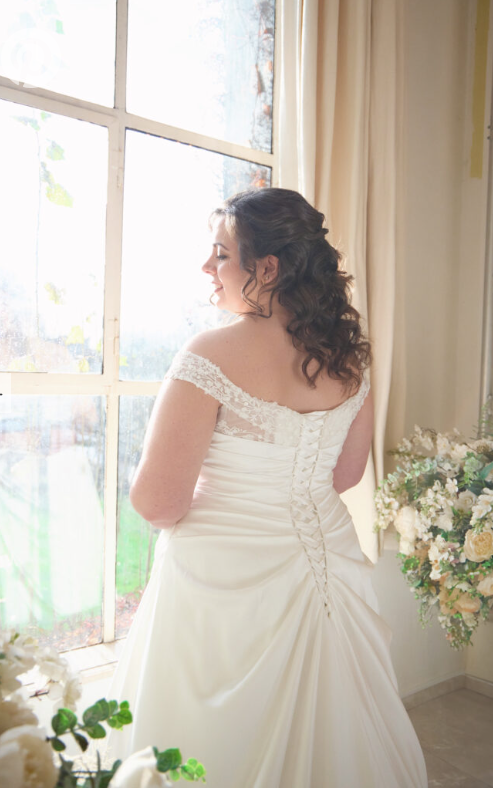 Classic off-shoulder bridal look for plus size brides