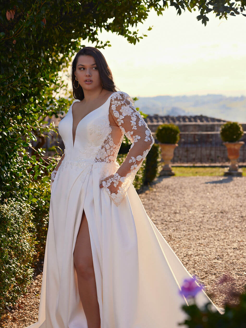 Elegant detachable sleeve dress in satin with chapel train
