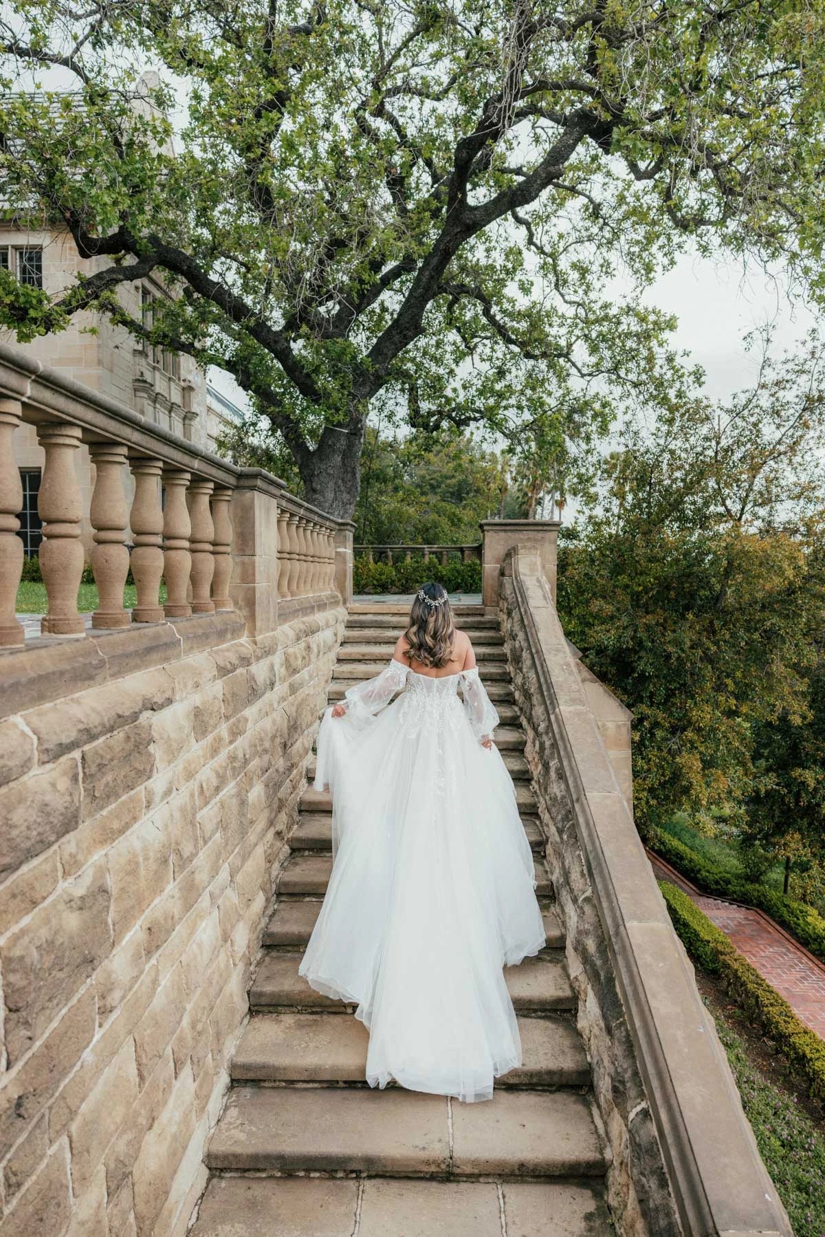 Elegant plus size tulle wedding dress for curvy brides