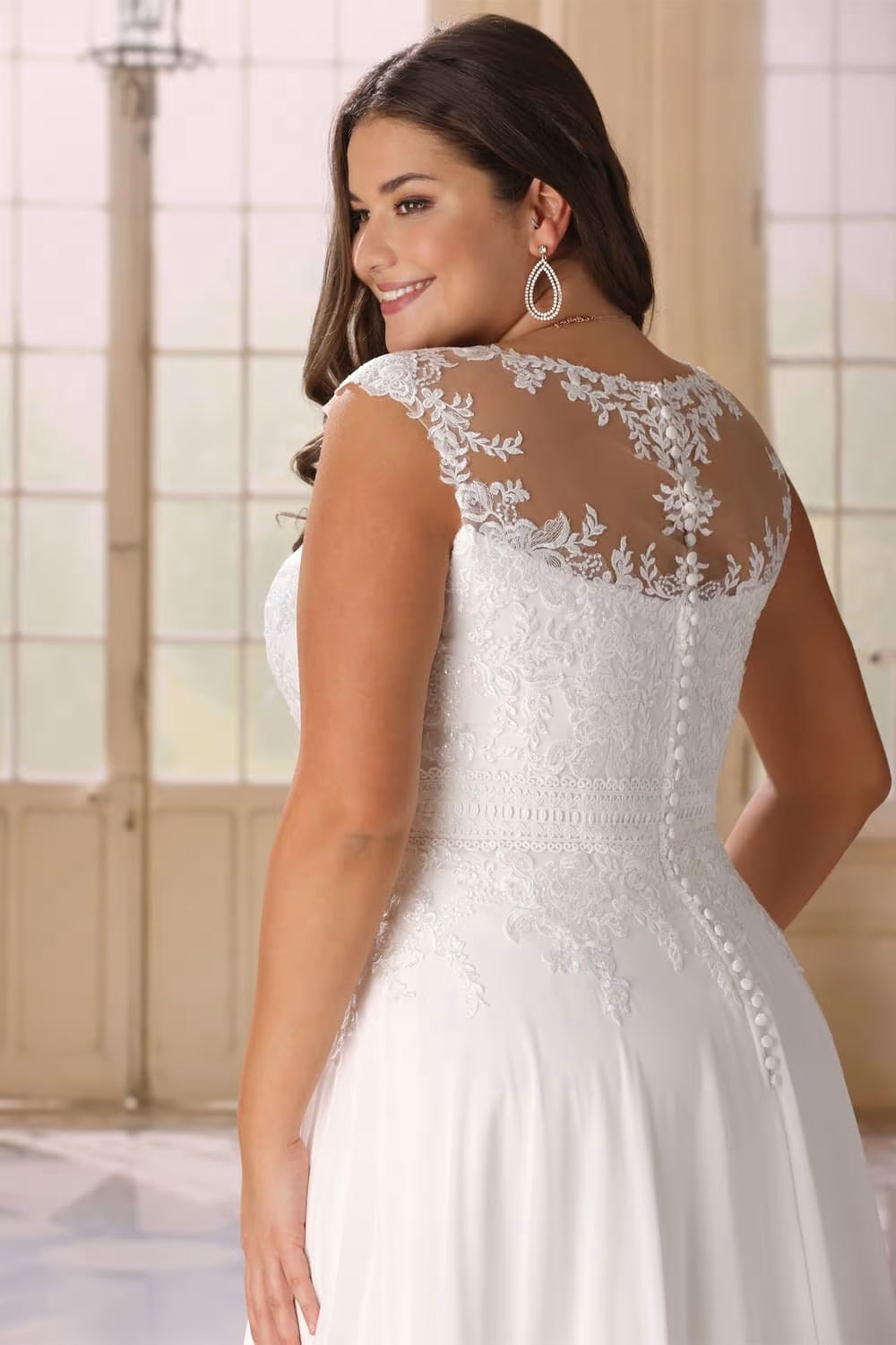 Flowy bridal dress flattering for curvy and full-figured brides
