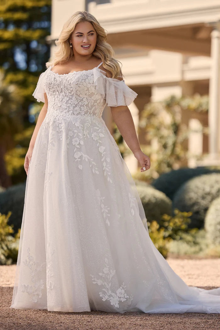 Romantic bridal look with flutter sleeves for plus size bride