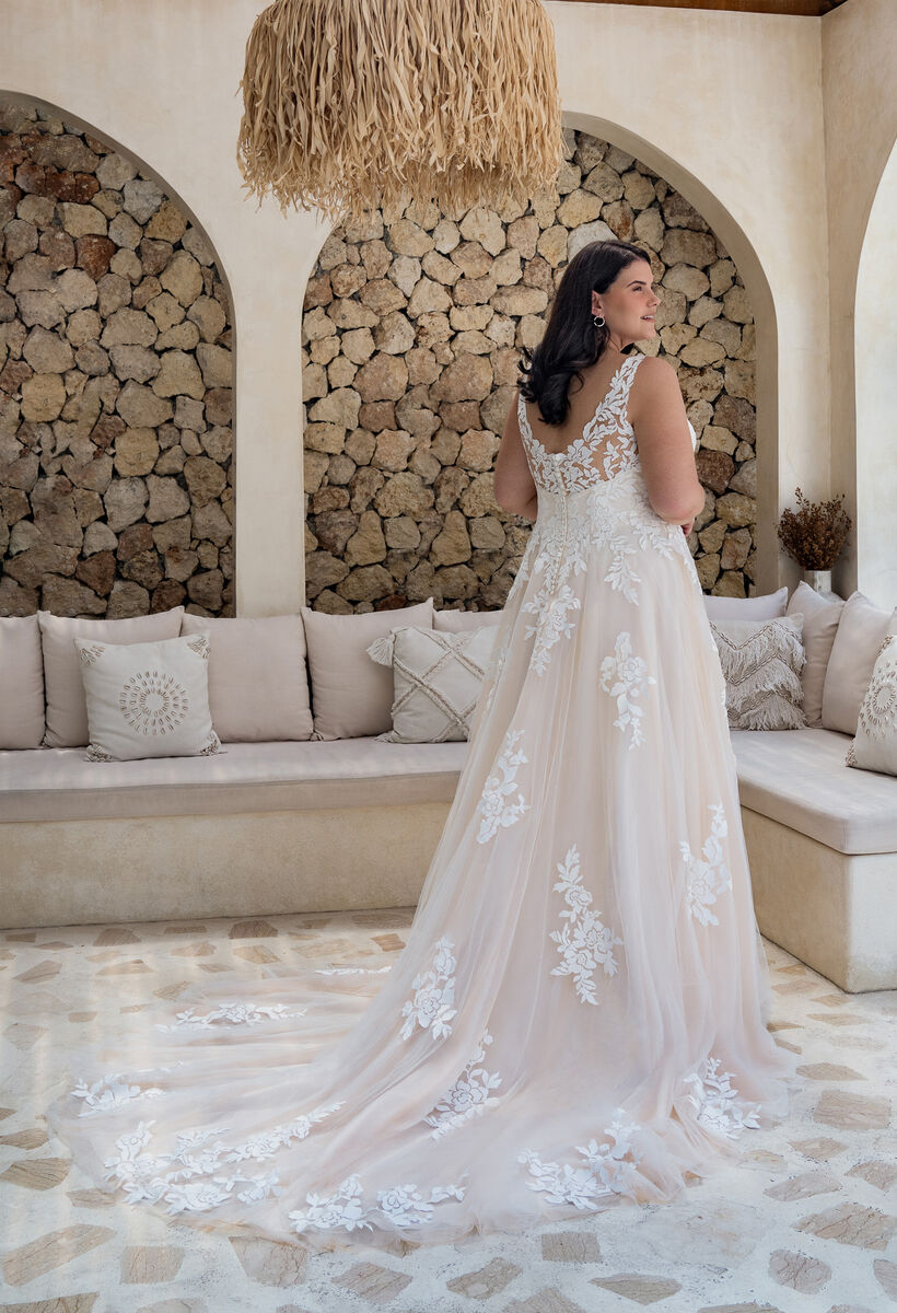 Sleeveless wedding dress for full-figured bride with supportive fit and airy design