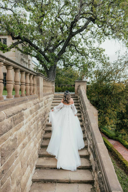 Elegant plus size tulle wedding dress for curvy brides