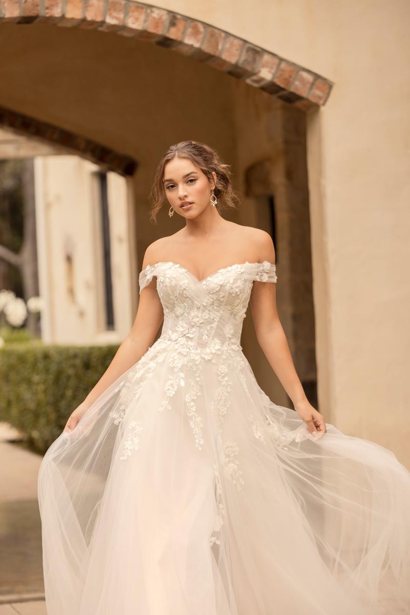 2025 plus-size wedding dress in boho style with soft tulle layers and modern leg slit

