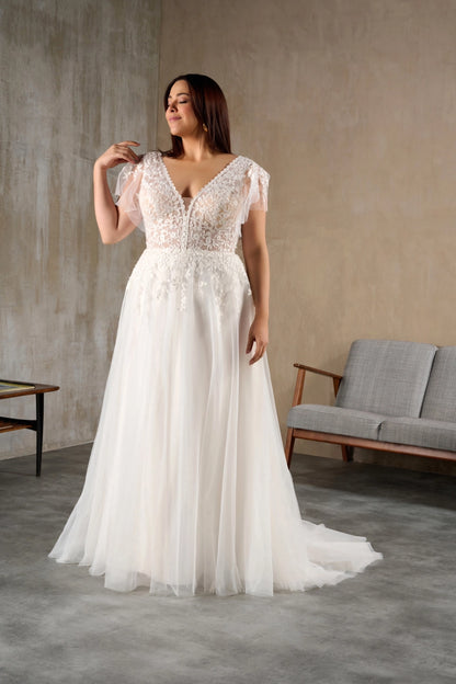 Plus size 2025 wedding dress with short lace sleeves