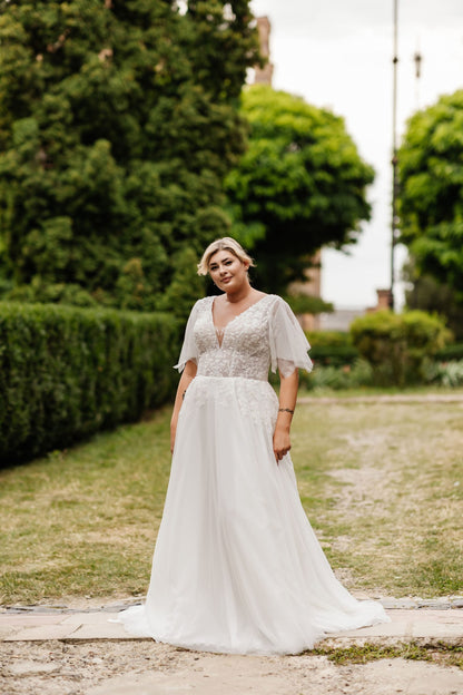 Boho plus-size A-line wedding dress with V-neckline and lace applique bodice

