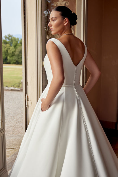 Plus size bridal look combining simplicity, elegance, and structure