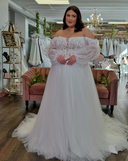 Off-shoulder tulle wedding dress for plus size bride
