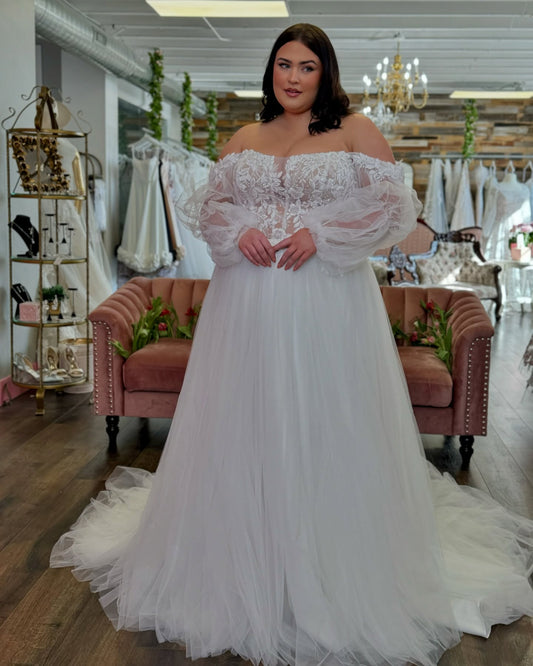 Off-shoulder tulle wedding dress for plus size bride