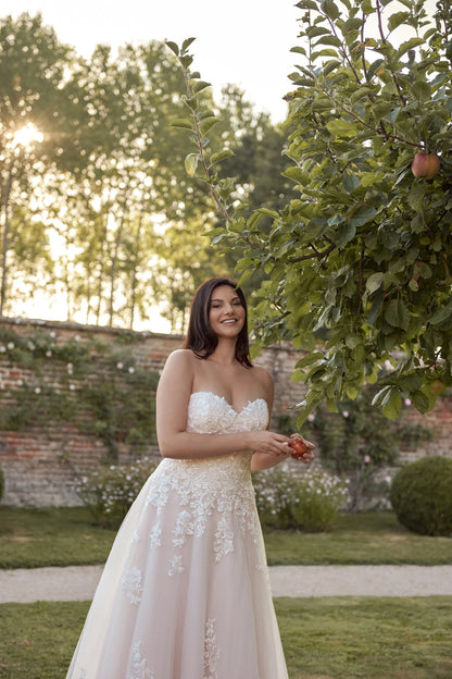 Sweetheart neckline lace wedding dress for plus size bride