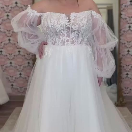  Off-shoulder tulle wedding dress for plus size bride