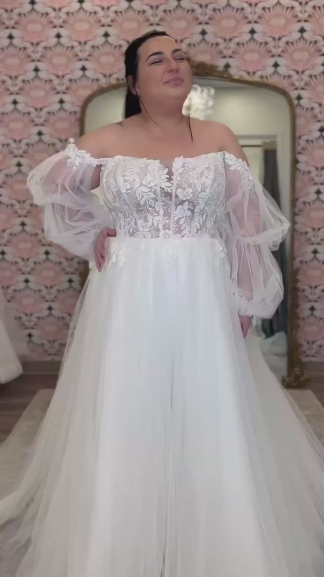  Off-shoulder tulle wedding dress for plus size bride